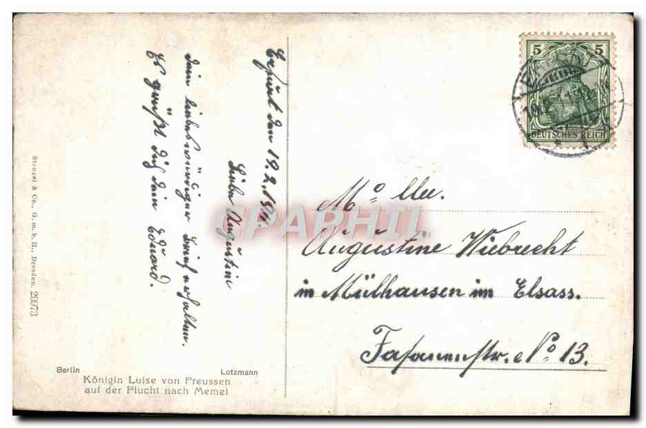 Femme en robe de style néoclassique — intérieur élégant — Berlin & Co. n° 13 — Achterkant