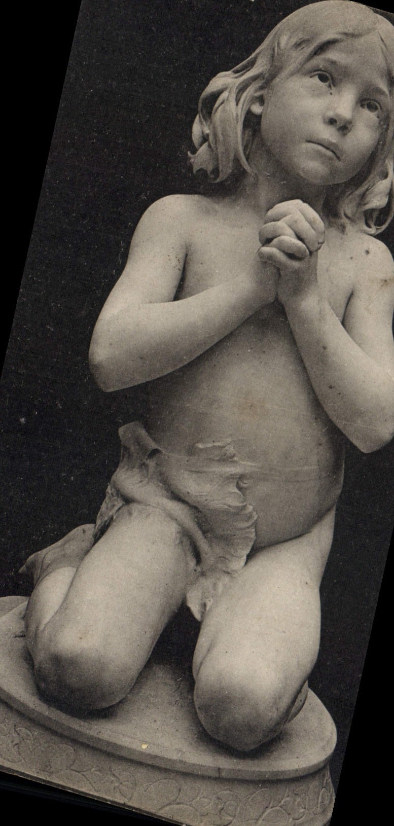 Statue d'enfant en prière — sculpture en marbre — éditeur non identifié