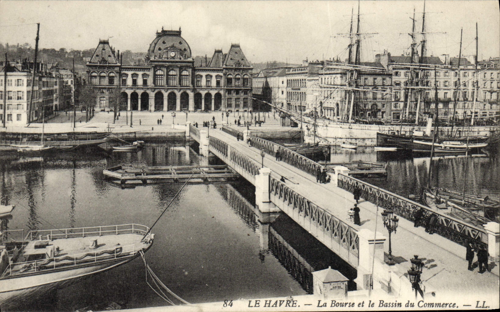 CPA Le Havre La Bourse et le Bassin de Commerce Bateaux