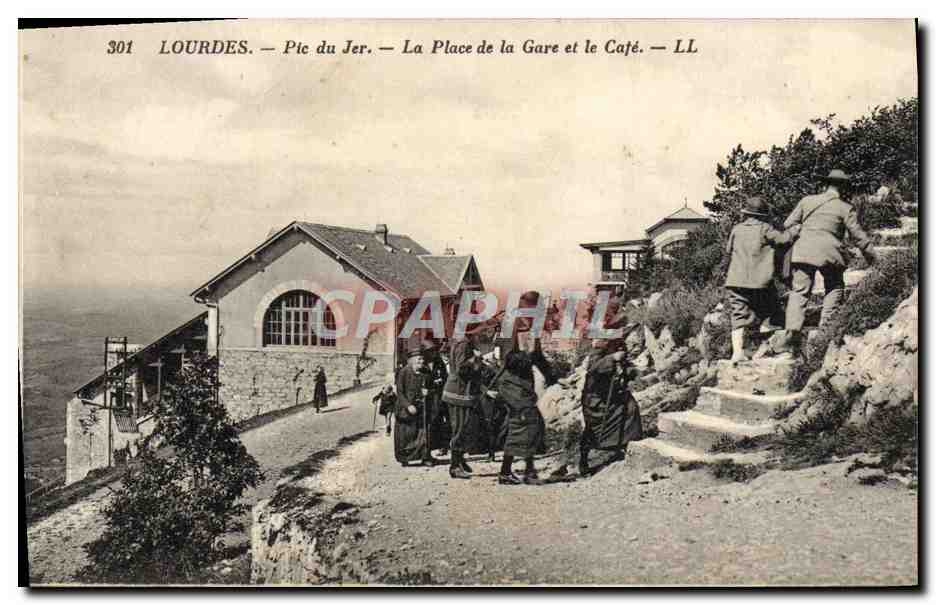 CPA Lourdes Pic du Jer La Place de la Gare et le Cafe