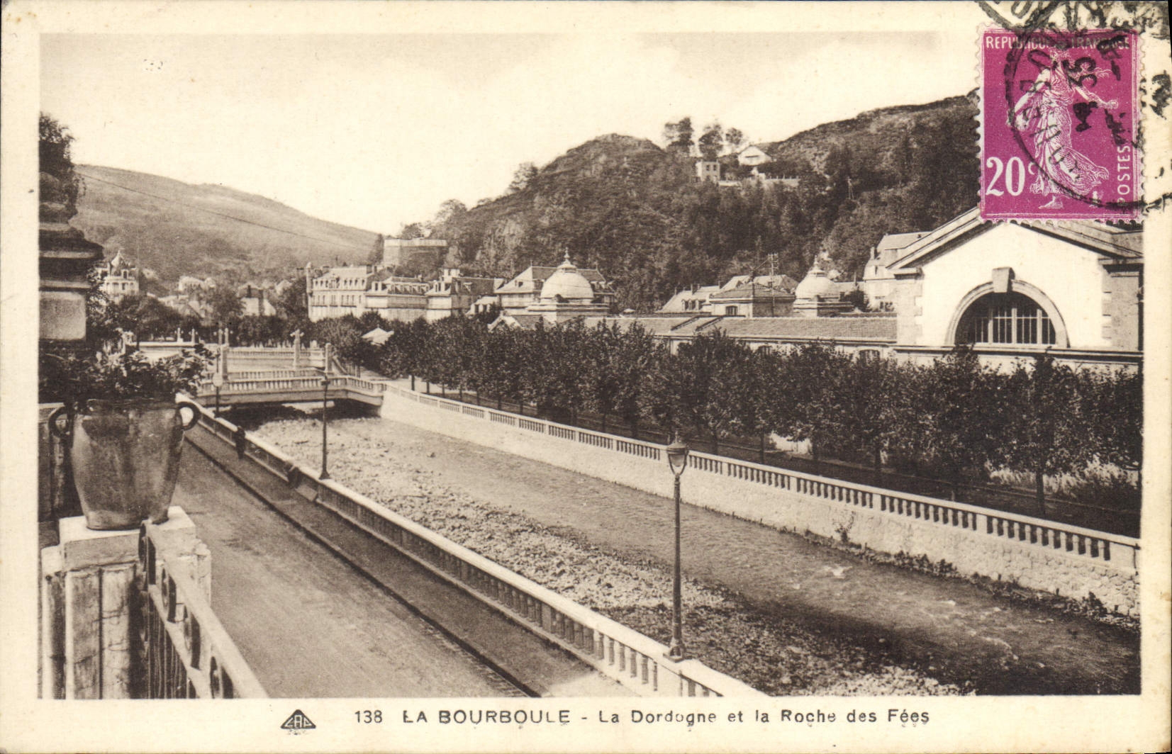 CPA La Bourboule La Dordugne et la Roche des Fees