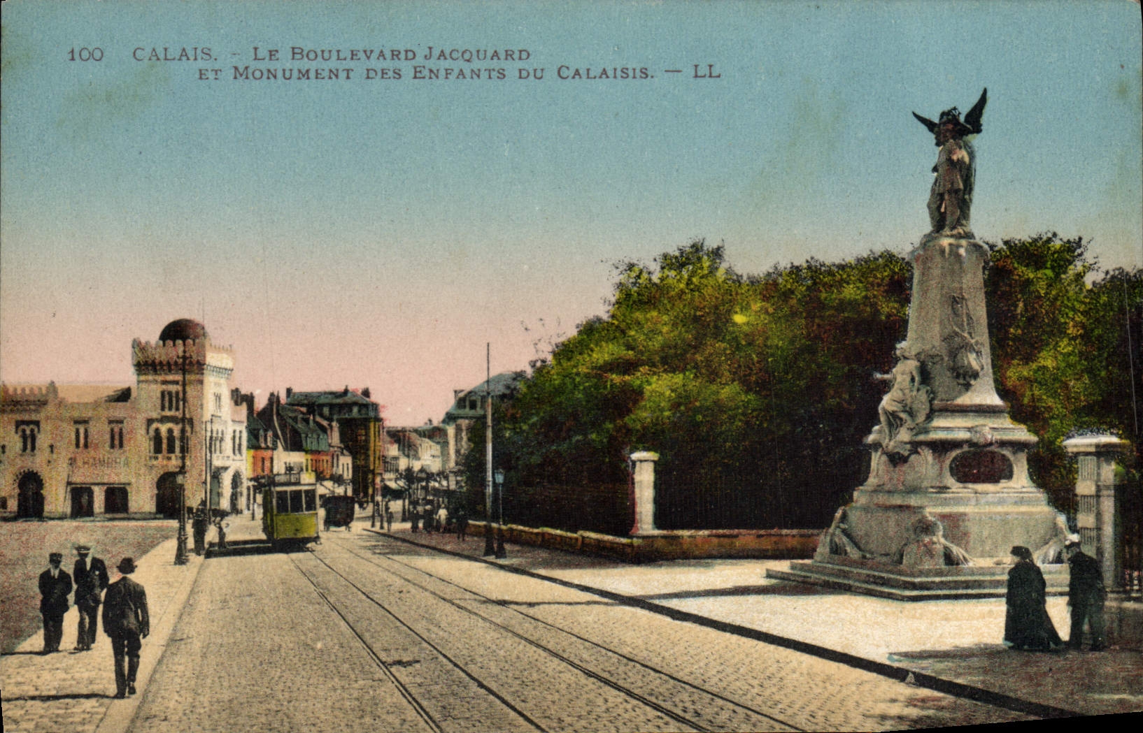 CPA Calais Le Boulevard Jacquard et monument des enfants de Calaisis 