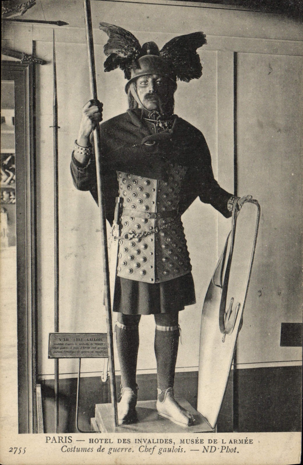 CPA Paris Hotel Des Invalides Musee L'Armee Costumes de guerre Chef gaulois