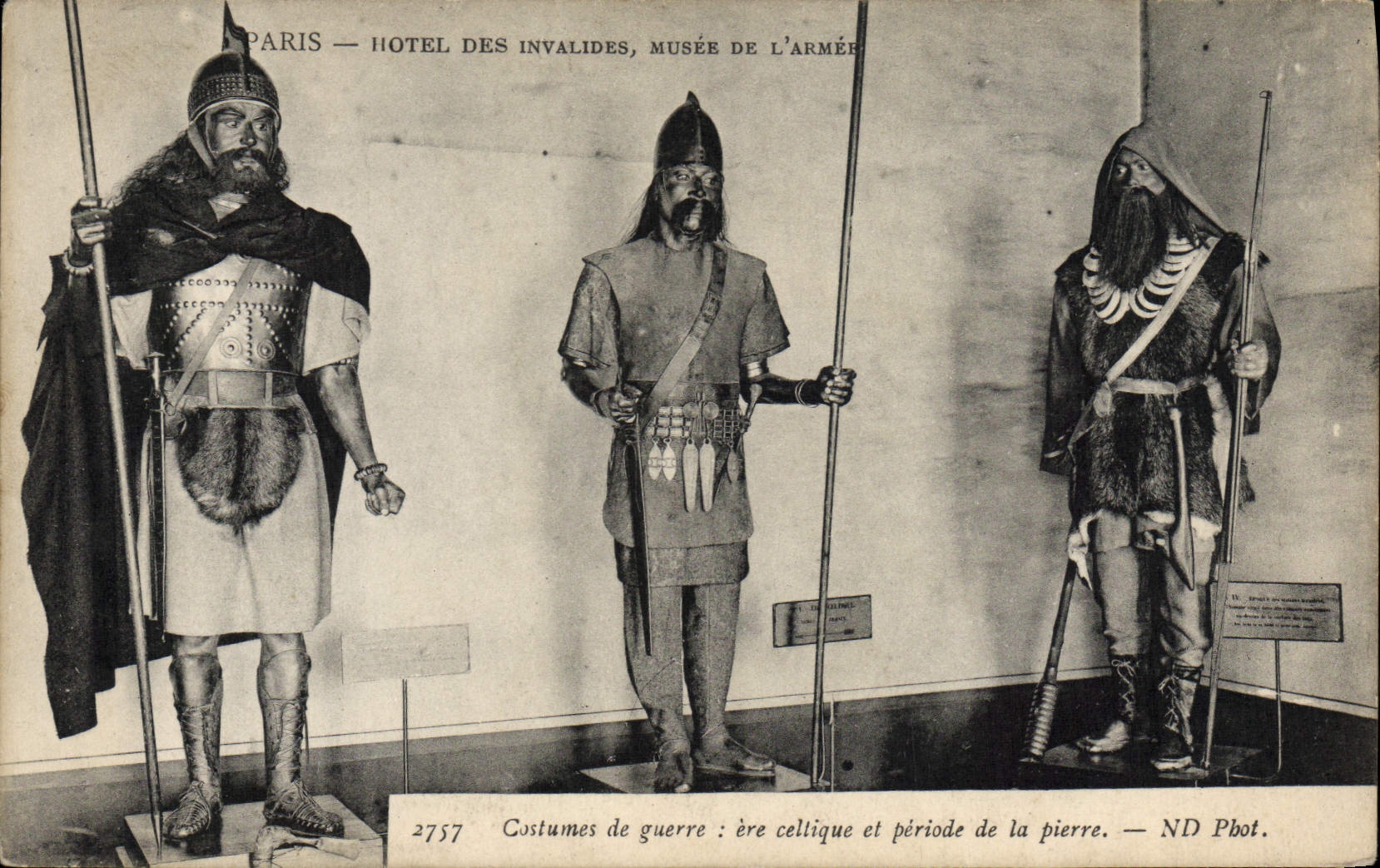 CPA Paris Hotel Des Invalides Musee L'Armee Costumes de guerre Ere celtique et periode de la guerre
