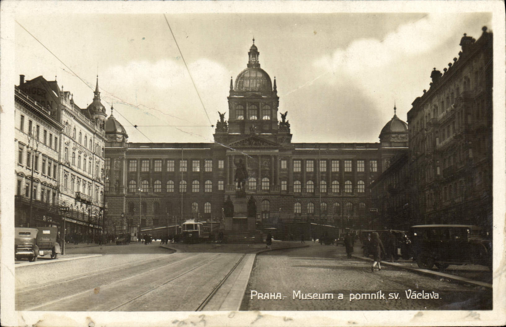 Praha - Museum a pomník sv. Václava — vue du palais national avec statue de saint Václav