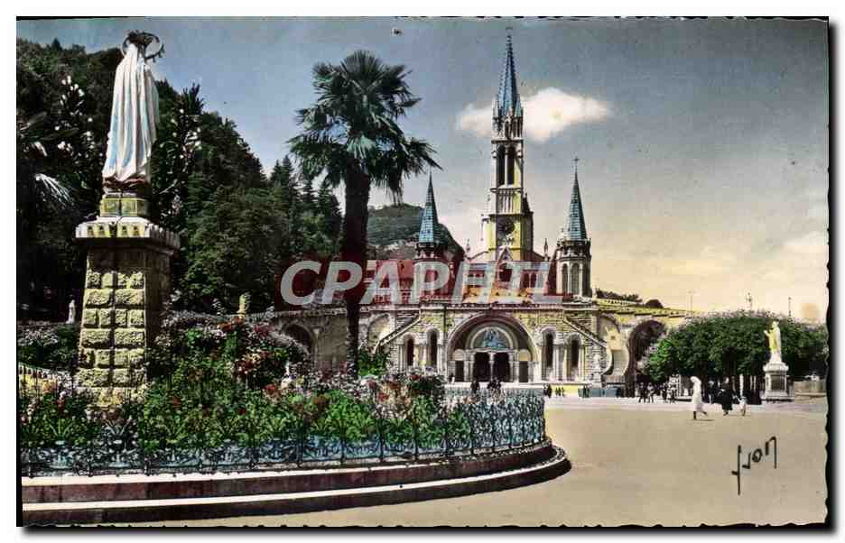CPM Lourdes La Basilique Et La Vierge de l'esplanade