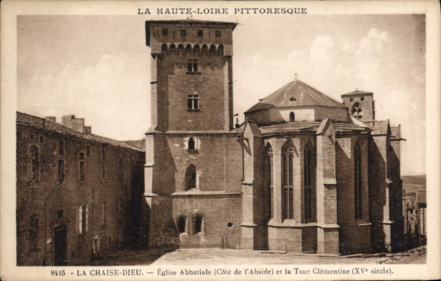 CPA La Chaise Dieu Eglise Abbatiale (cote de l'abside) Et La Tour Clementine 