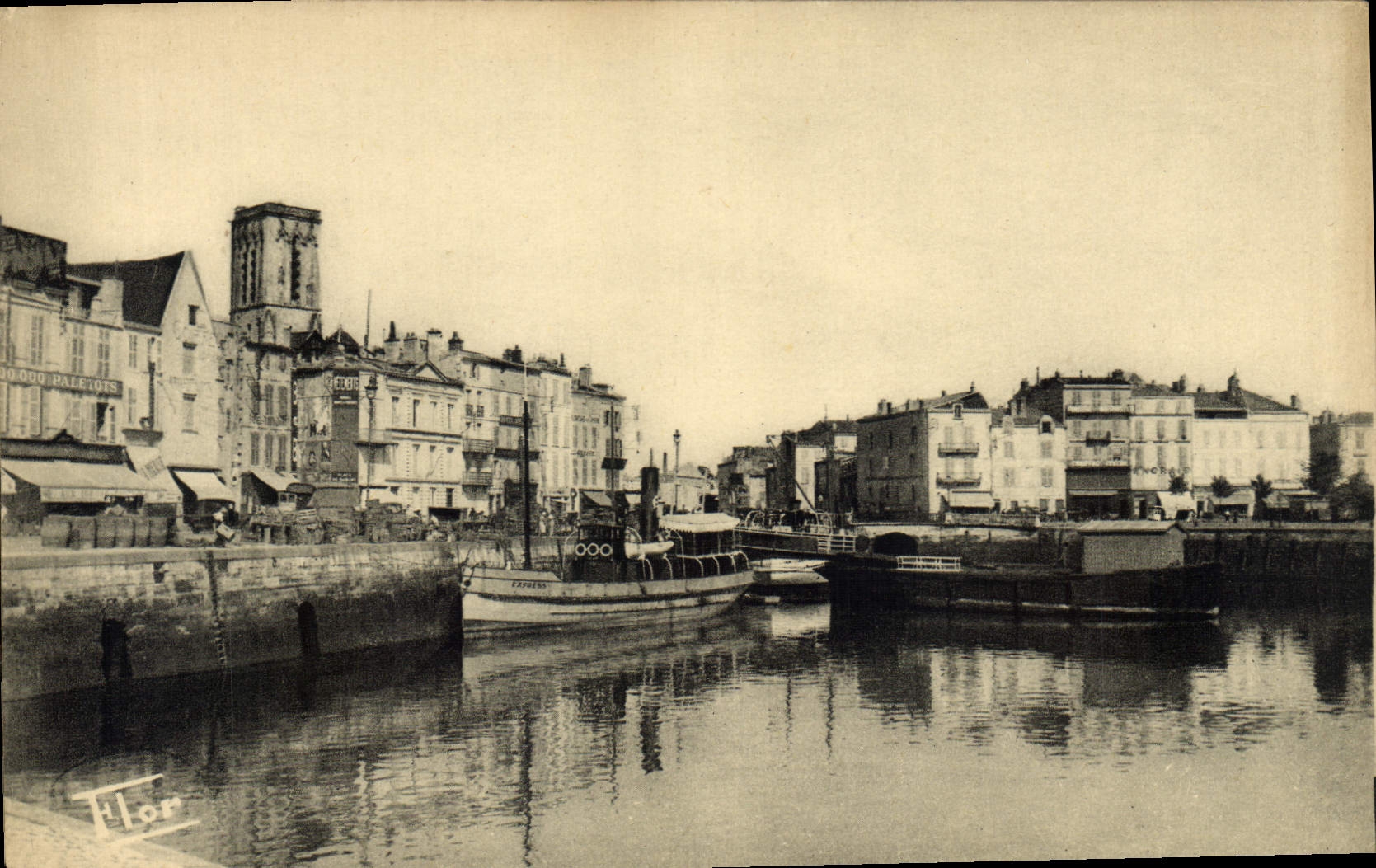 La Rochelle — Quai d'embarquement pour les îles de Ré et d'Oléron — Éditions Artisitiques Marcel Carrière - Nion