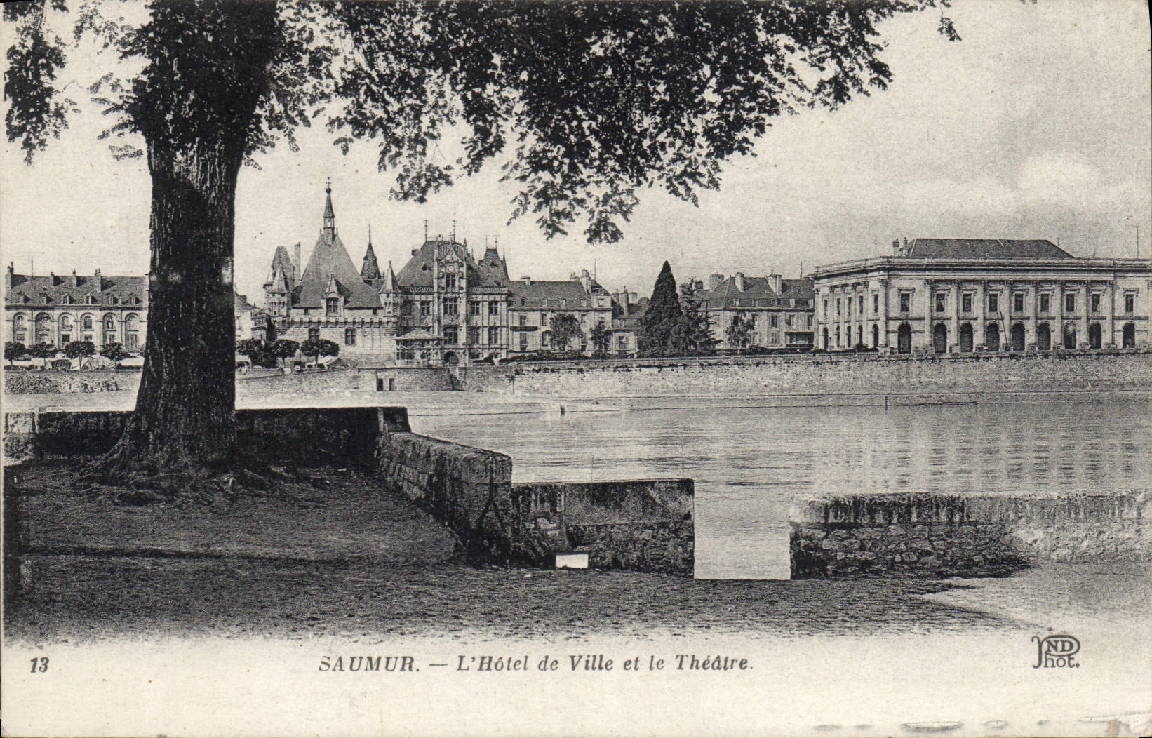 CPA Saumur L'Hotel De Ville Et Le Theatre