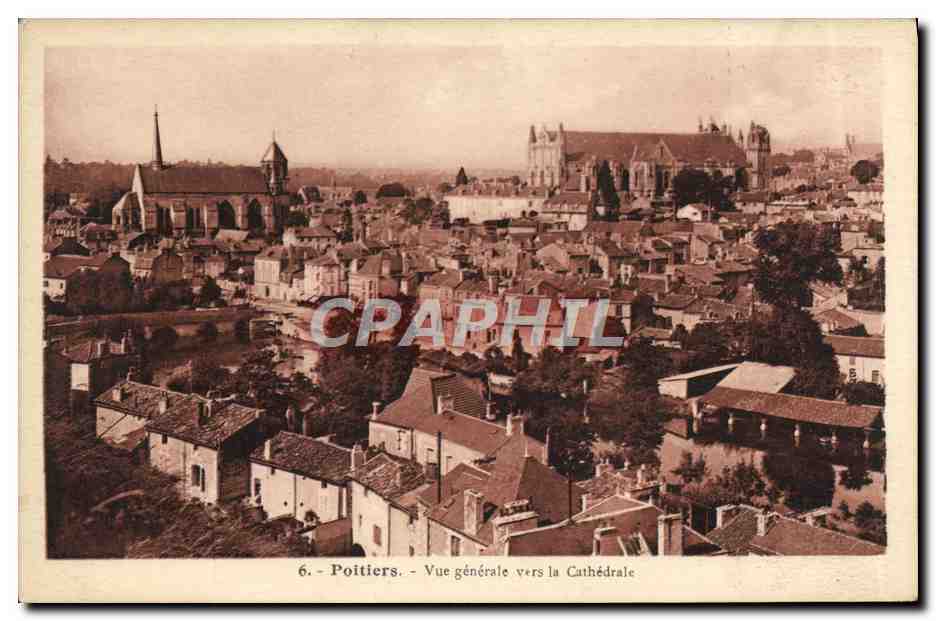 CPA Poitiers Vue Generale Vers la Cathedrale