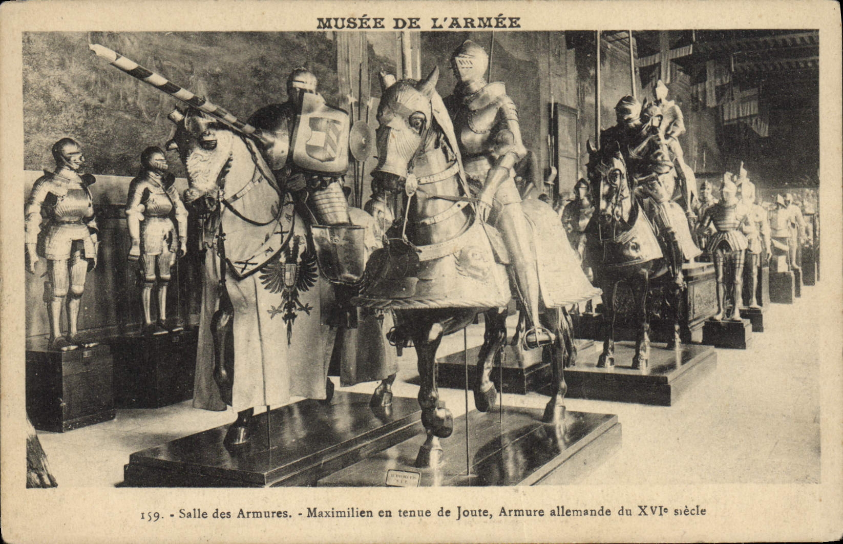 CPA Paris Musee de l'armee Salle Des Armures Maximilien en tenue de joute Armure allemande