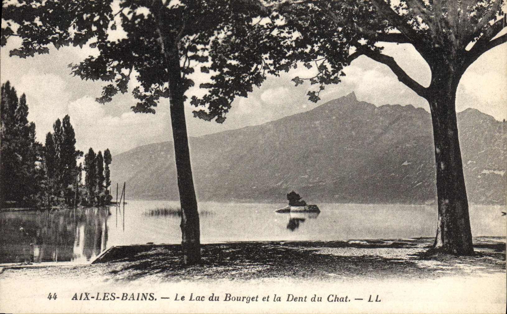 Aix-les-Bains — Le Lac du Bourget et la Dent du Chat — LL
