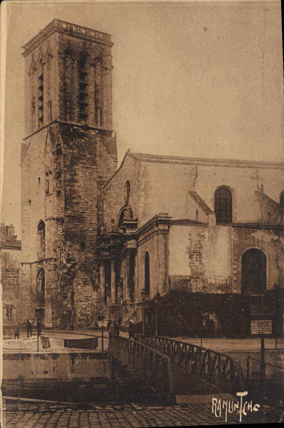 CPA La Rochelle Eglise St Sauveur