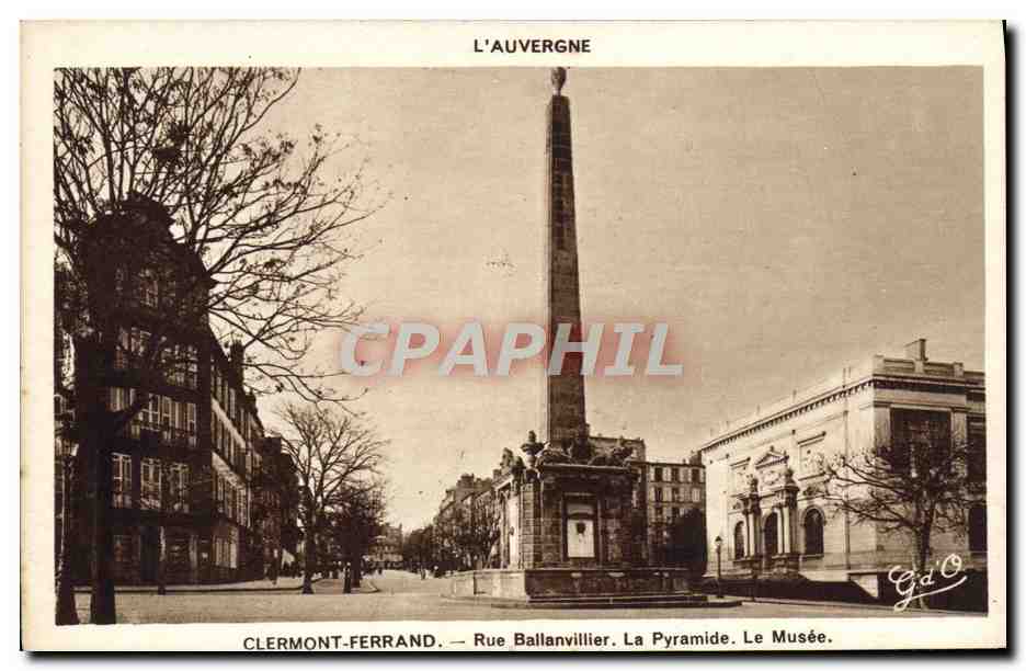 CPA Clermont Ferrand Rue Ballanvillier La Pyramide Le Musee