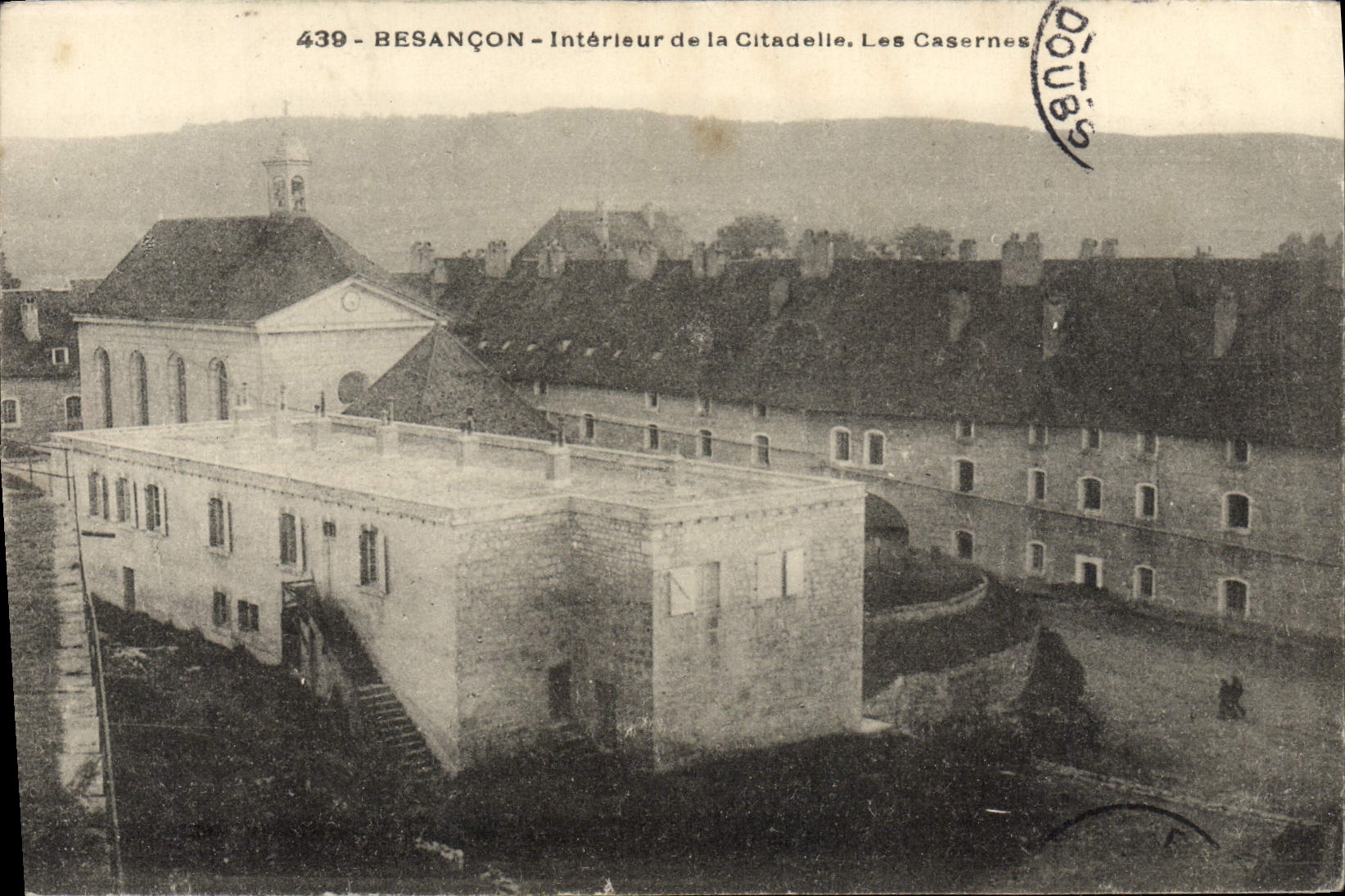 CPA Besancon Interieur De La Citadelle Les Casernes Militaria