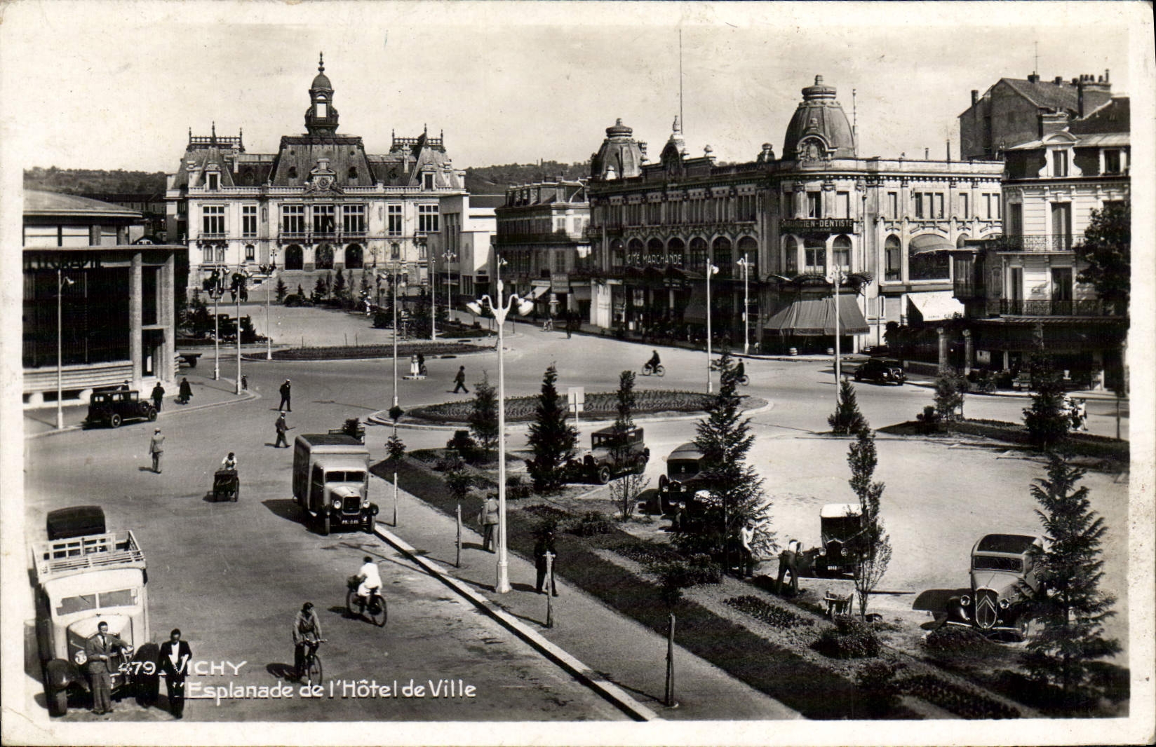 CPM Vichy Esplanade De I'Hotel De Ville Camion