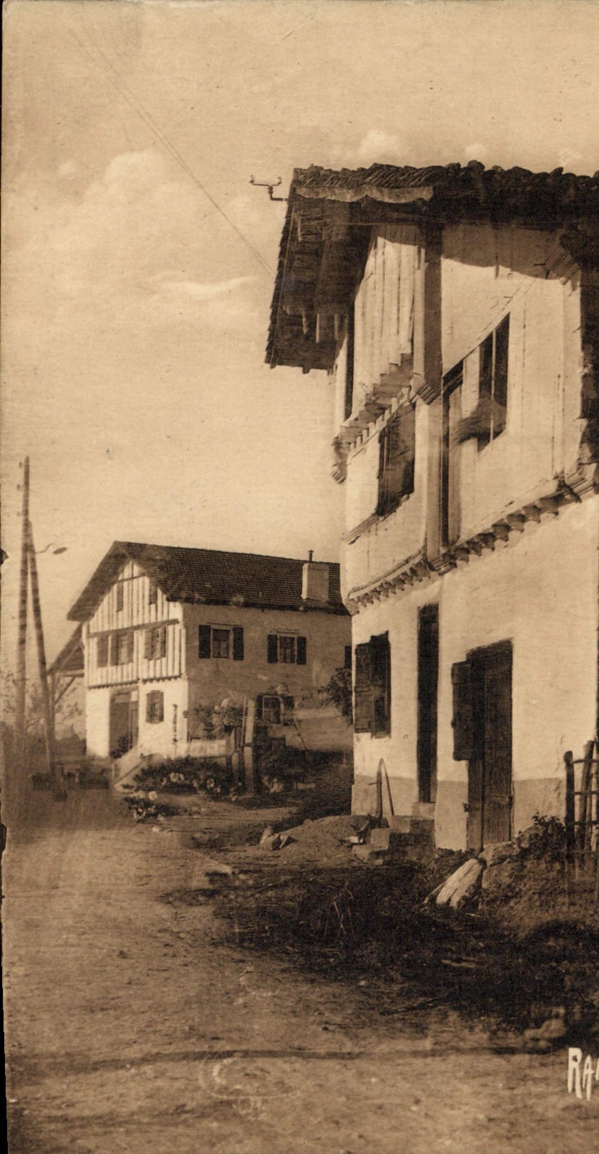 Fermes Basques — vue de village — Éditions artistiques Raymond Bergevin, La Rochelle, n° 14180