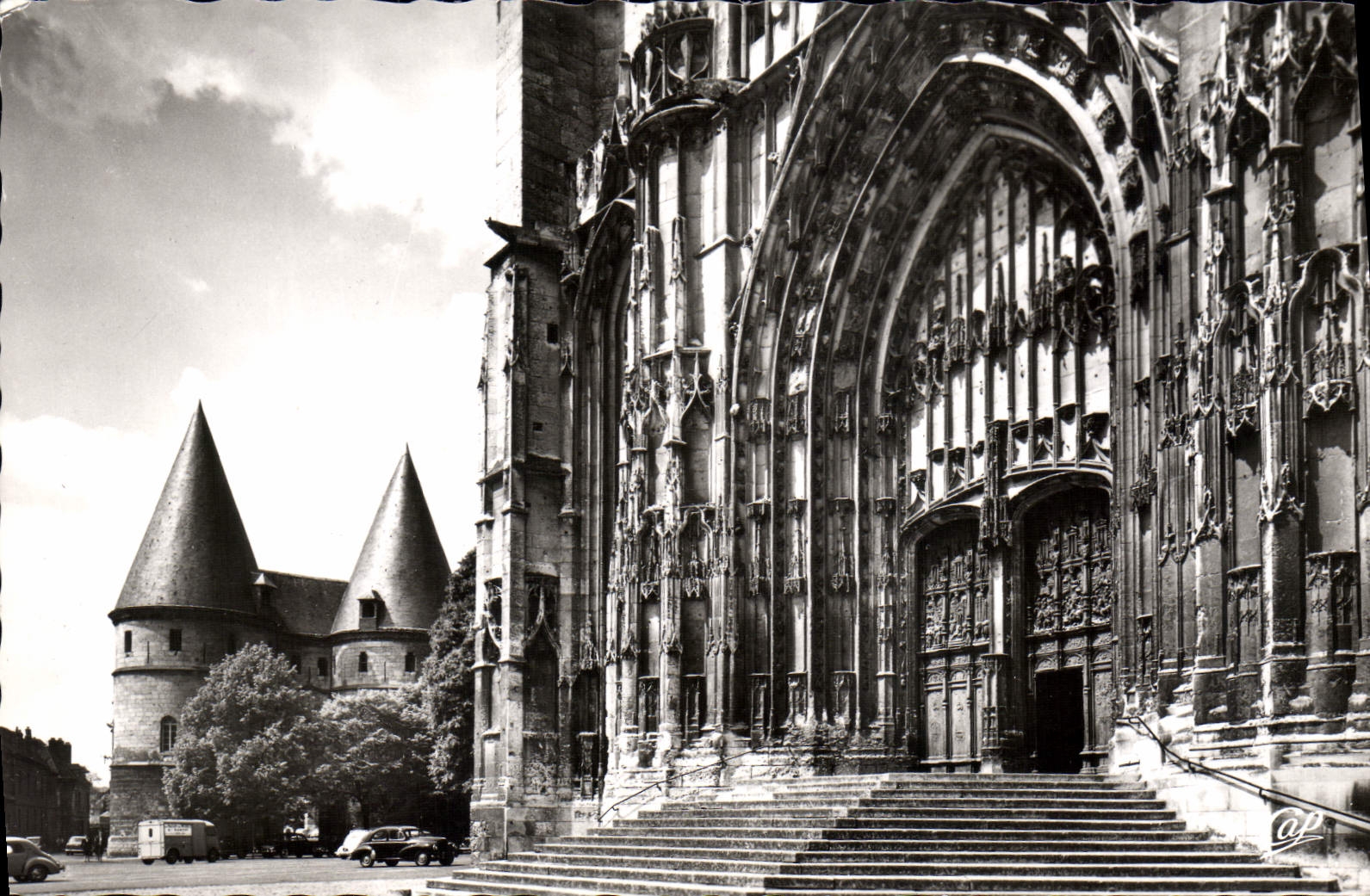 Beauvais — Cathédrale et les Tours du Palais de Justice — C° des Arts