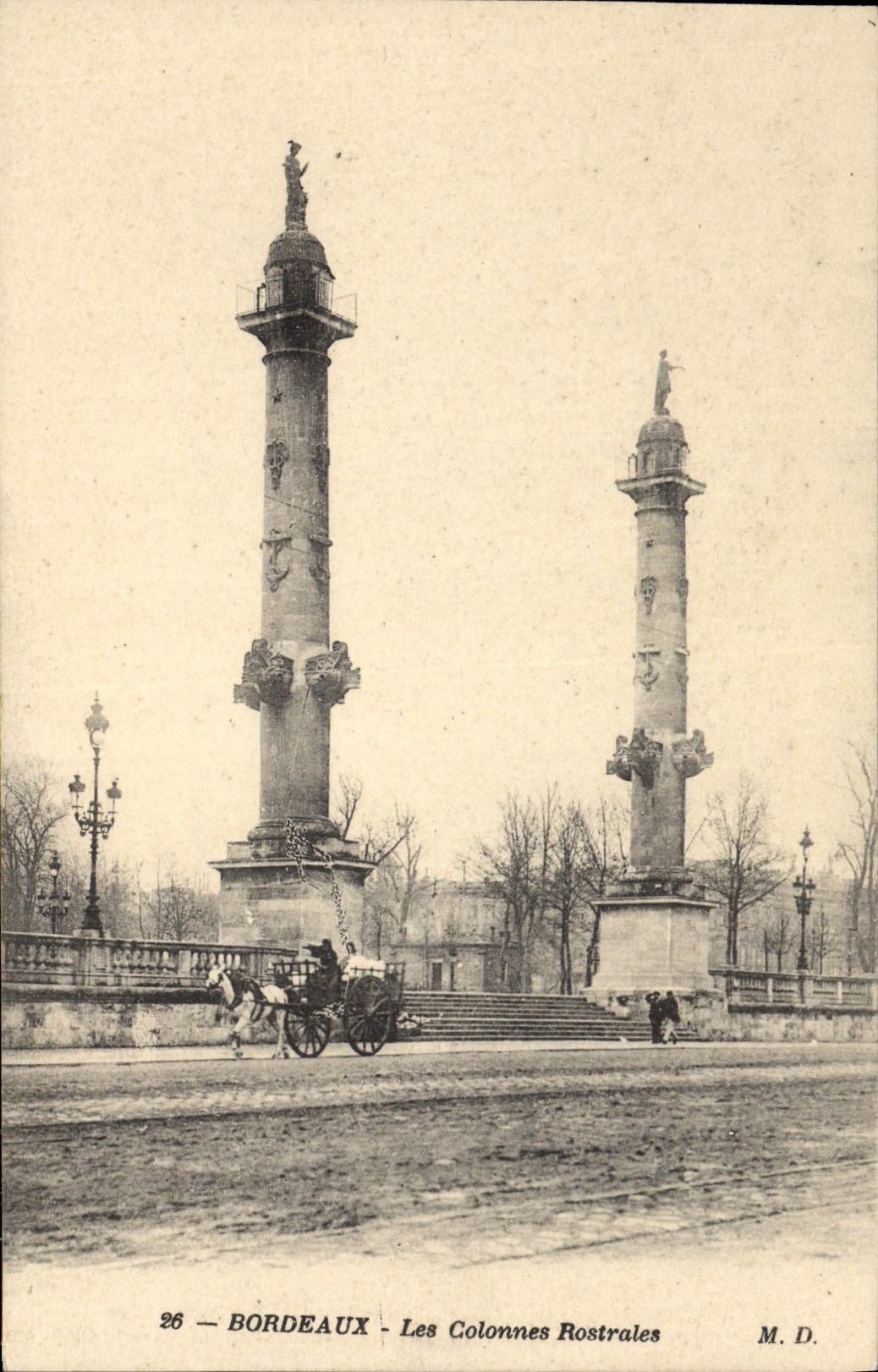 CPA Bordeaux Les Colonnes Rostrales