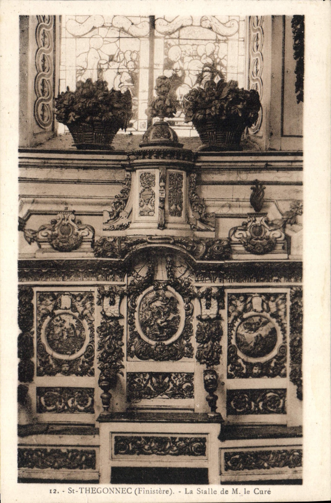 CPA St Thegonnec La Stalle De M le cure 