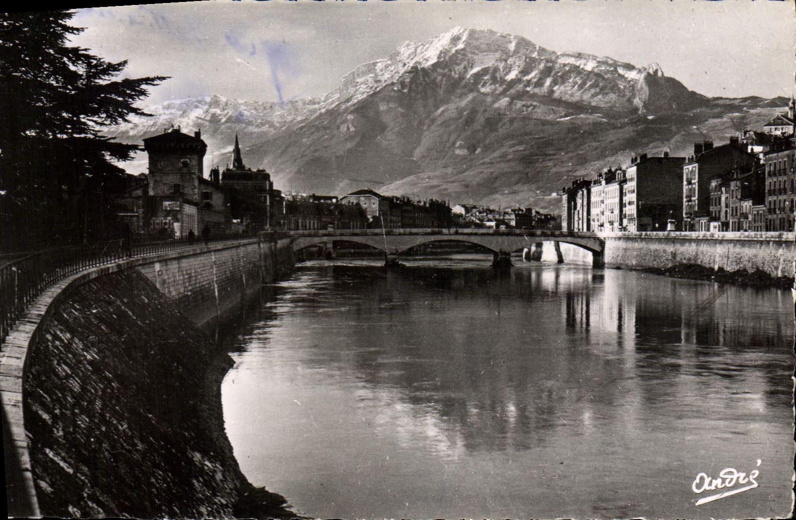 Grenoble — Les quais de l'Isère et le Moucherotte (1895 m.) — Édition d'Art Grenoble, n° 989