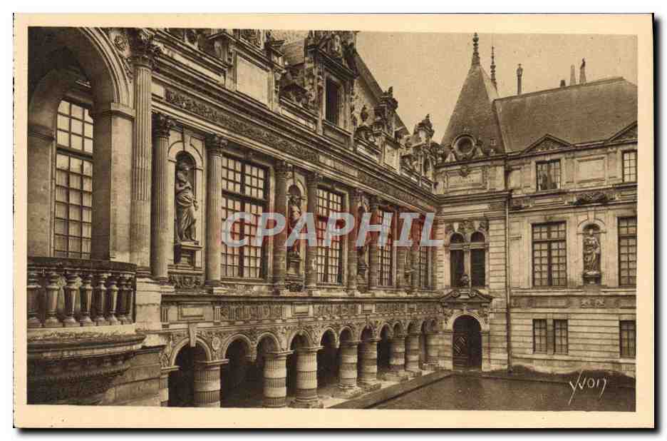 CPA La Rochelle Cour Interieure De I'Hotel De Ville