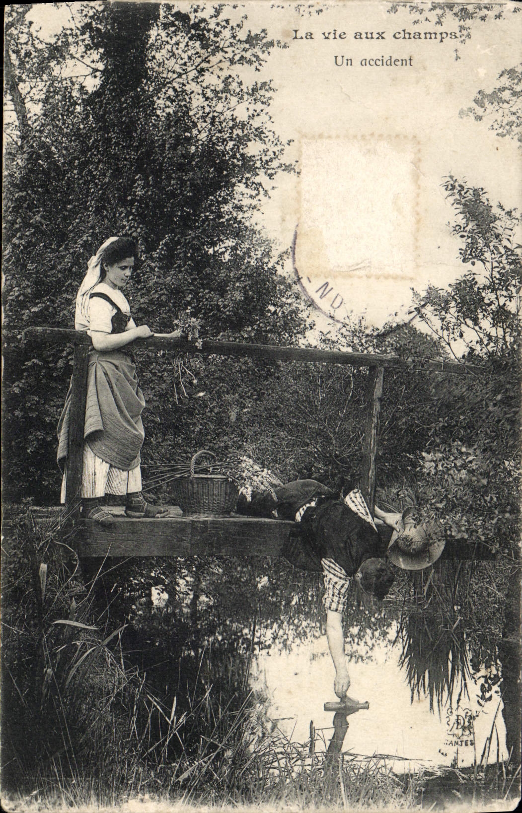 CPA La Vie Aux Champs Un Accident Folklore