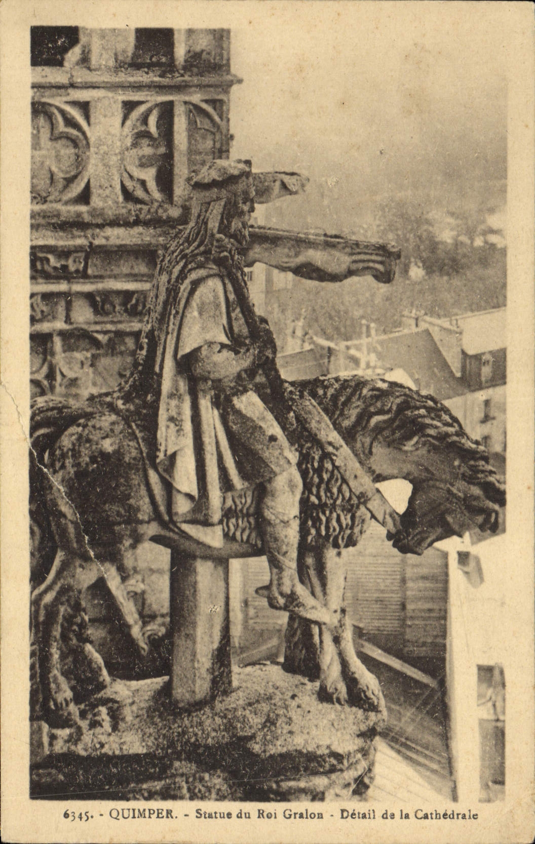 CPA Quimper Statue Du Roi Gralon Detail de la cathedrale 