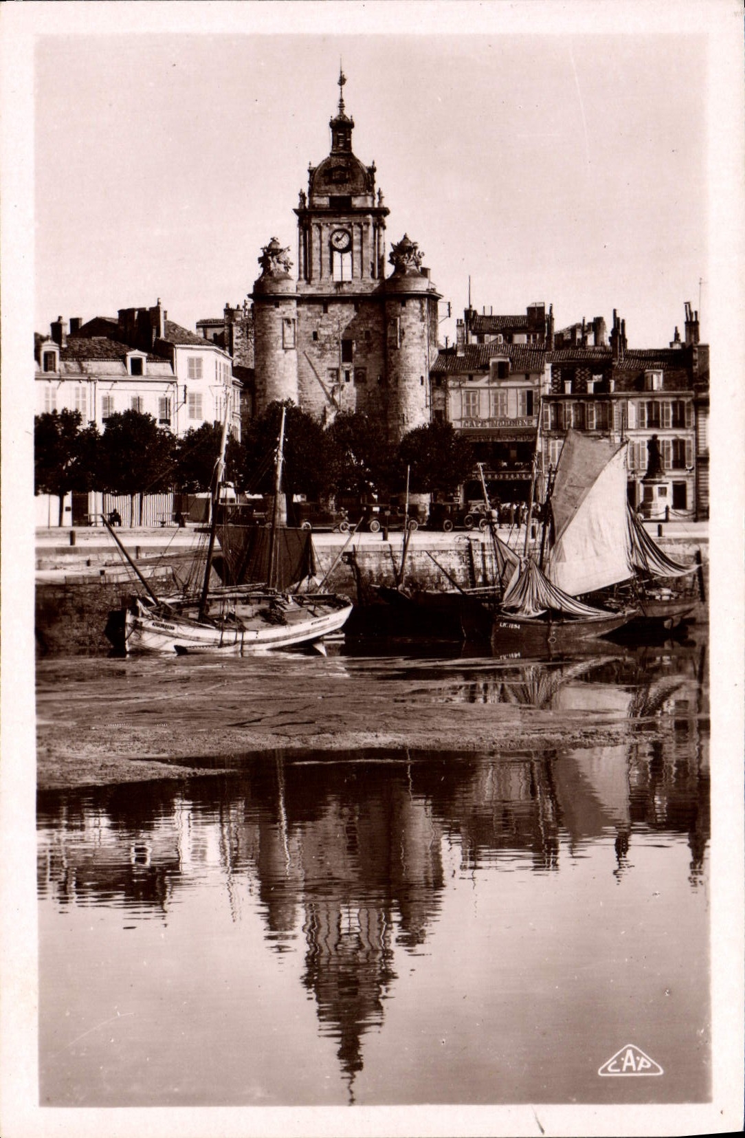 CPM La Rochelle La Grosse Horloge Et Un coin du port Bateaux