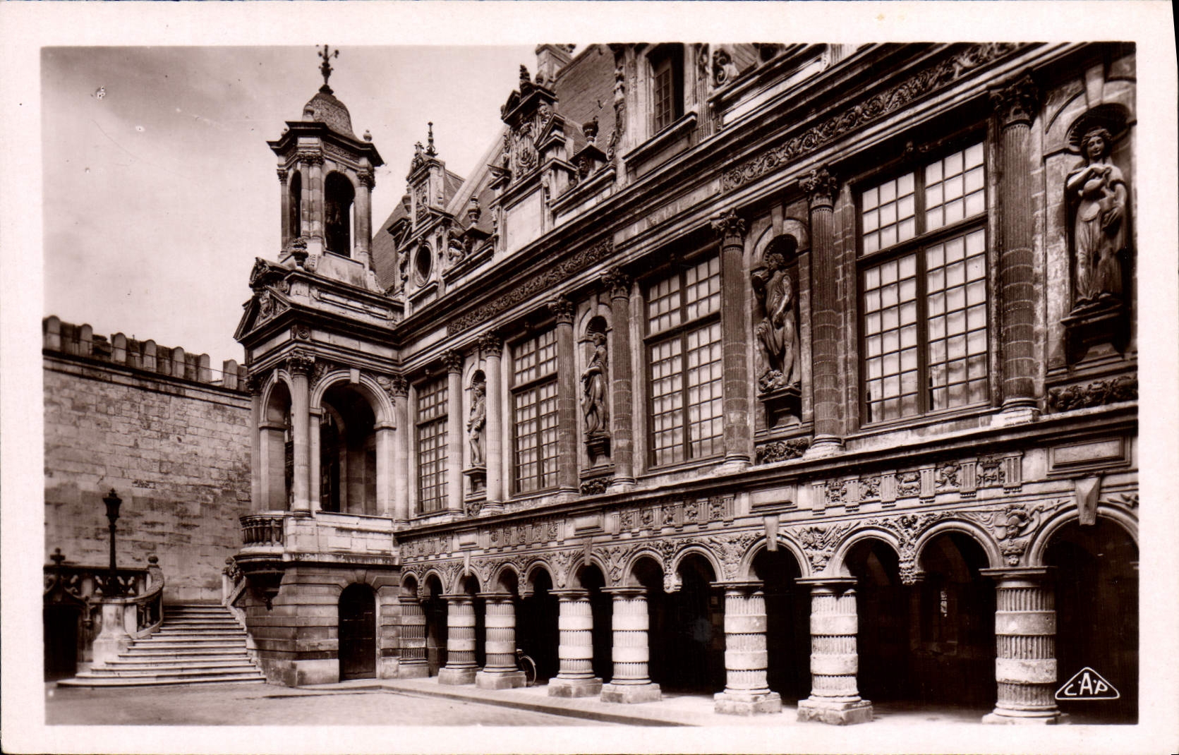 Hôtel de Ville — Façade sur la Cour Intérieure — La Rochelle — éditeur CPAPHIL