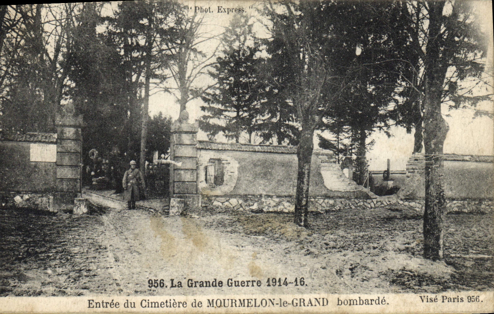 Entrée du Cimetière de Mourmelon-le-Grand — bombardé — Phot. Express n°956