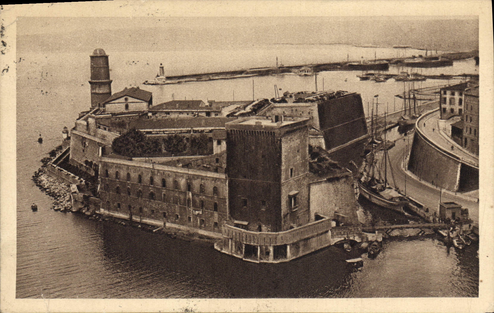 Le Fort Saint-Jean à Marseille — vue aérienne — G. Artaud, n° 189