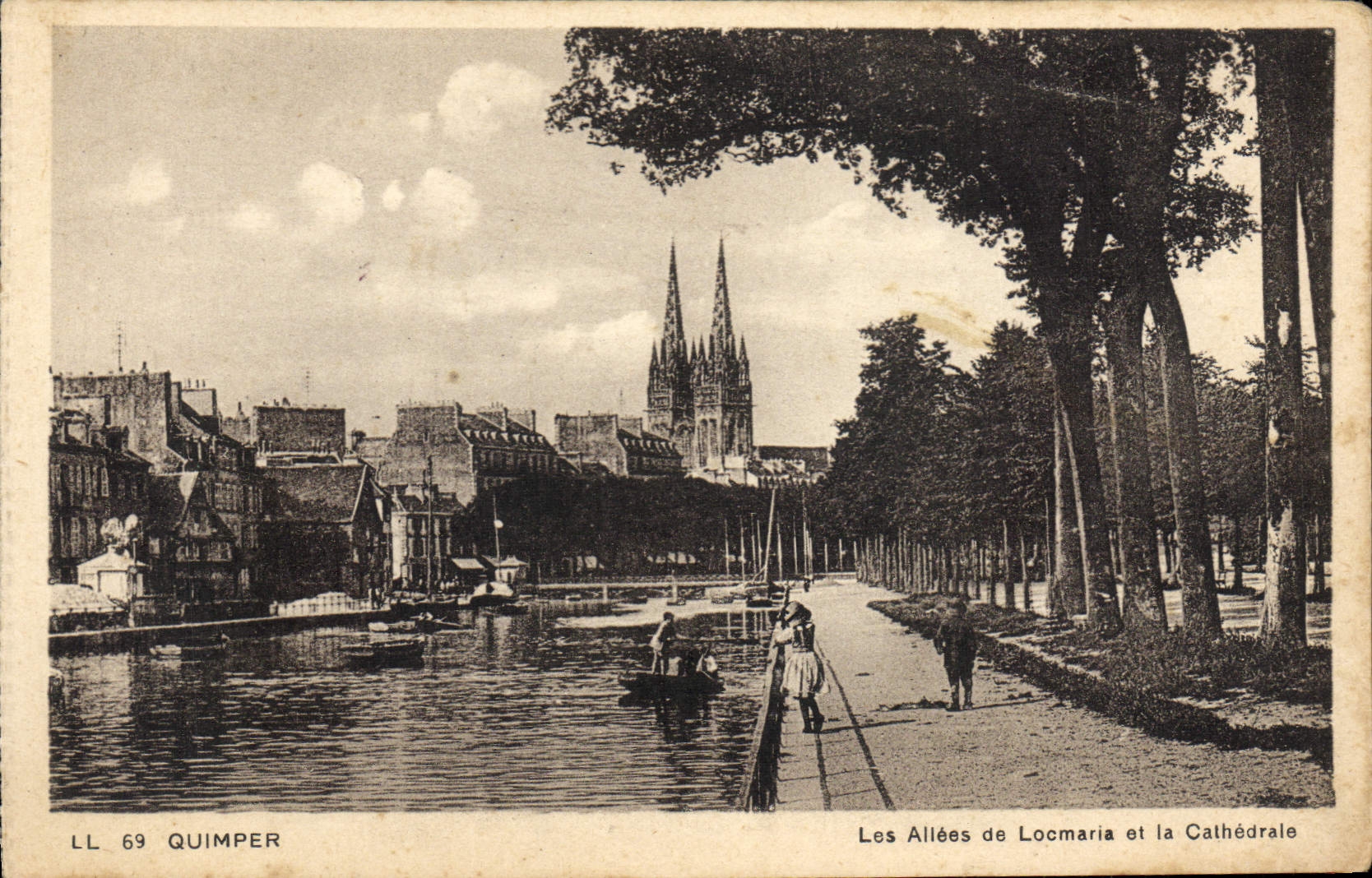CPA Quimper Les Allees de Locmaria et la Cathedrale