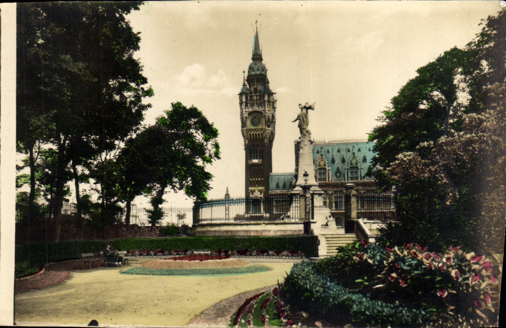 CPA Calais L'Hotel de Ville Vu Du Parc St Pierre