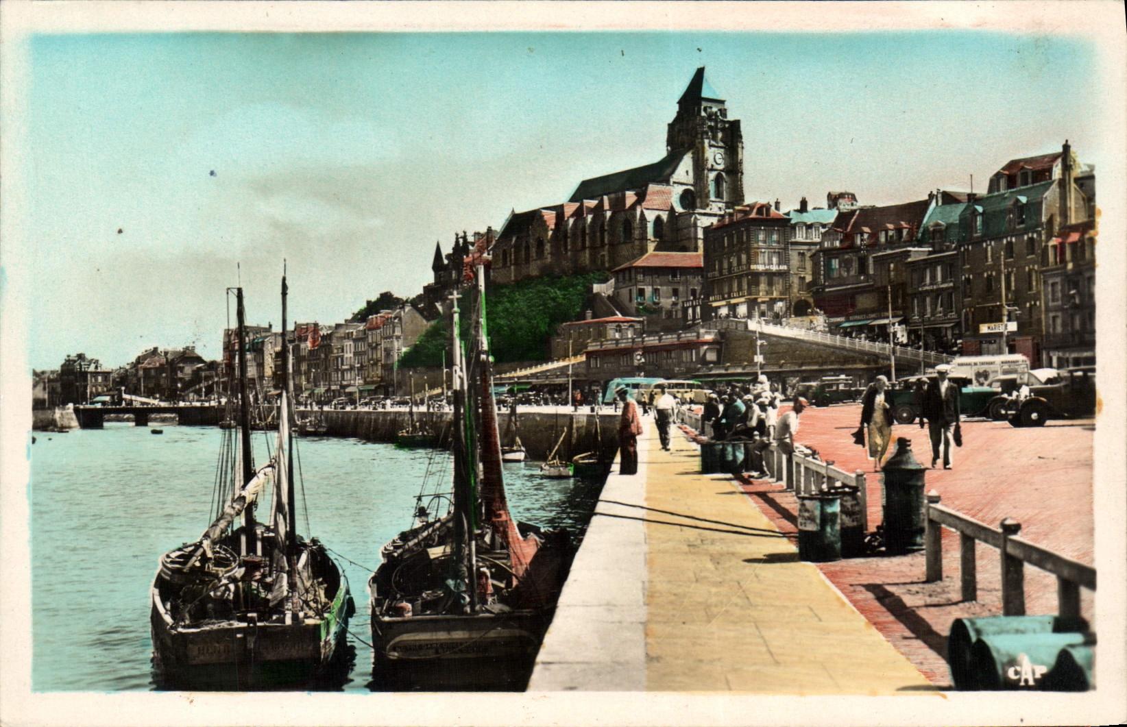 CPM Le Treport Un Coin du Port et L'Eglise St Jacques Bateaux