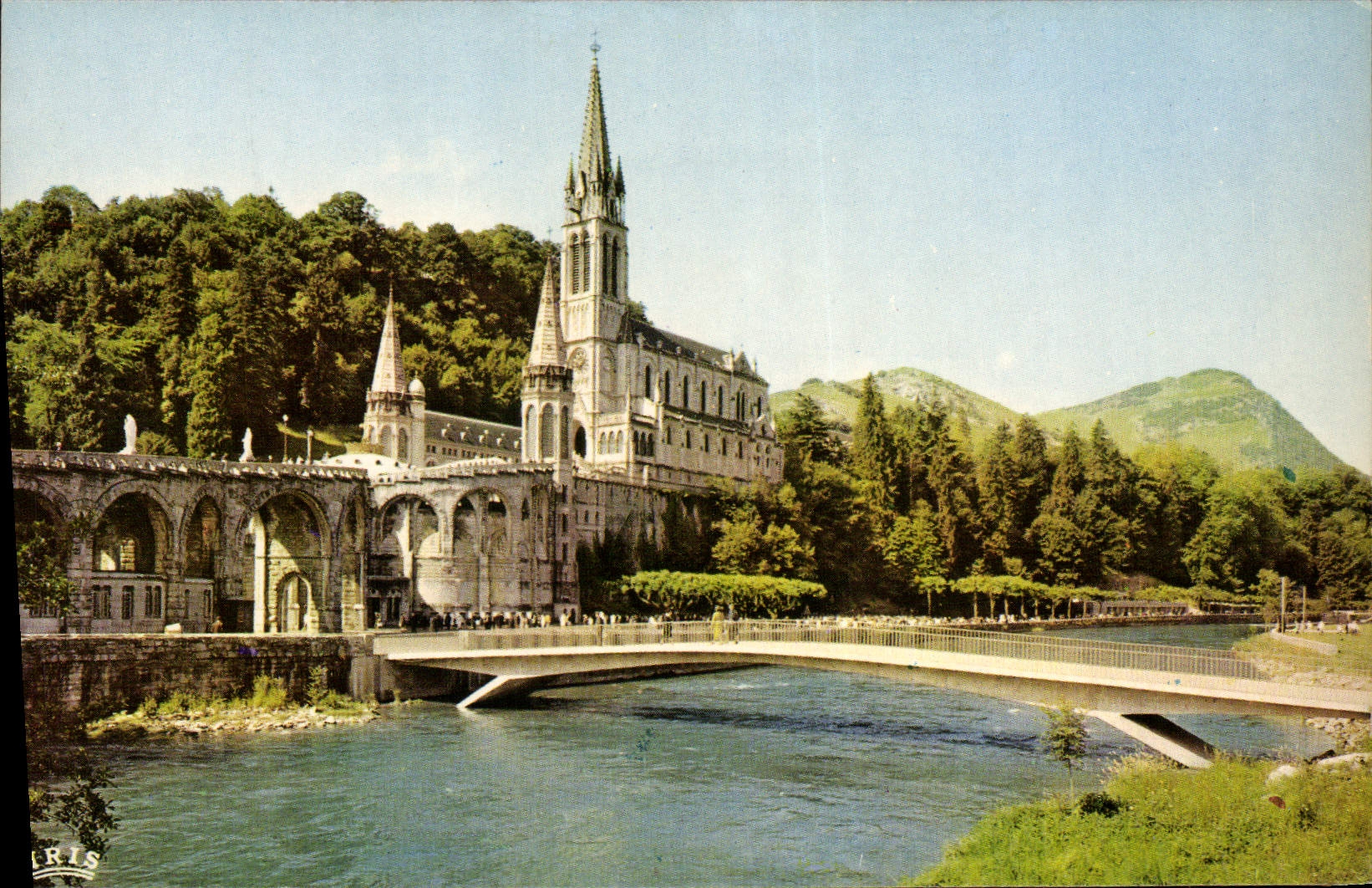 CPM Lourdes La Basilique le Gave et les nouveaux ponts