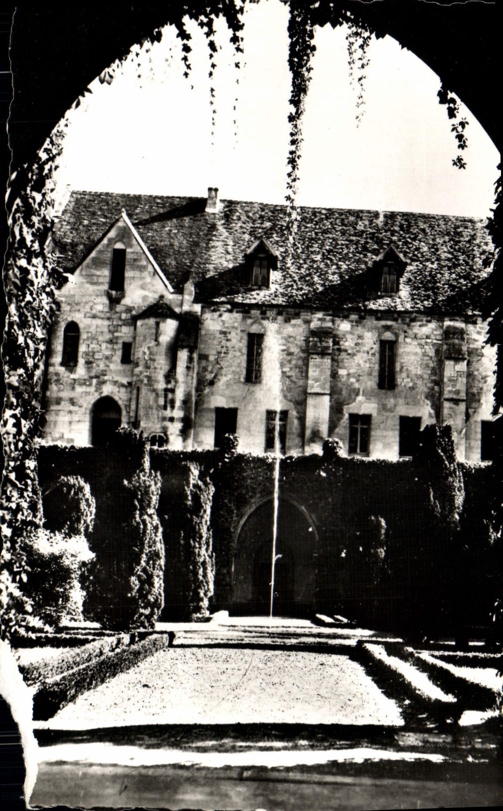 Abbaye de Royaumont — Bâtiments des Dortoirs — Façade sur le Cloître — André Leconte, Paris