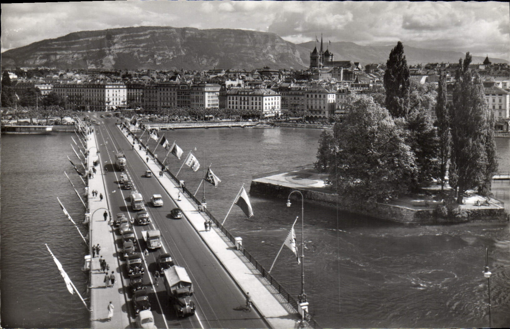 CPM Geneve Le Pont Du Mont Blanc et l'ile JJ Rousseau