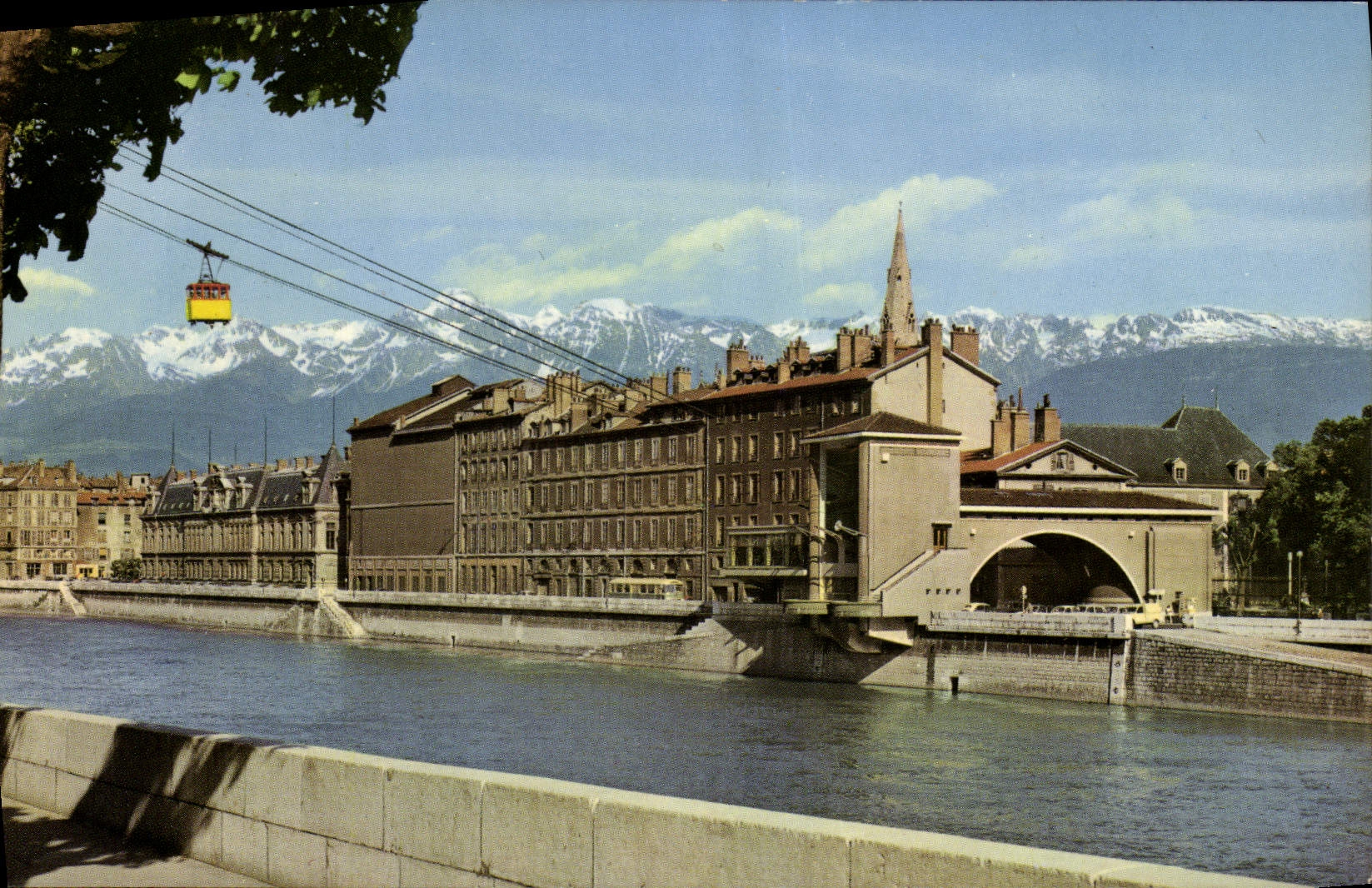 Grenoble — Les Quais de l'Isère, le Téléphérique de la Bastille et la chaîne de Belledonne
