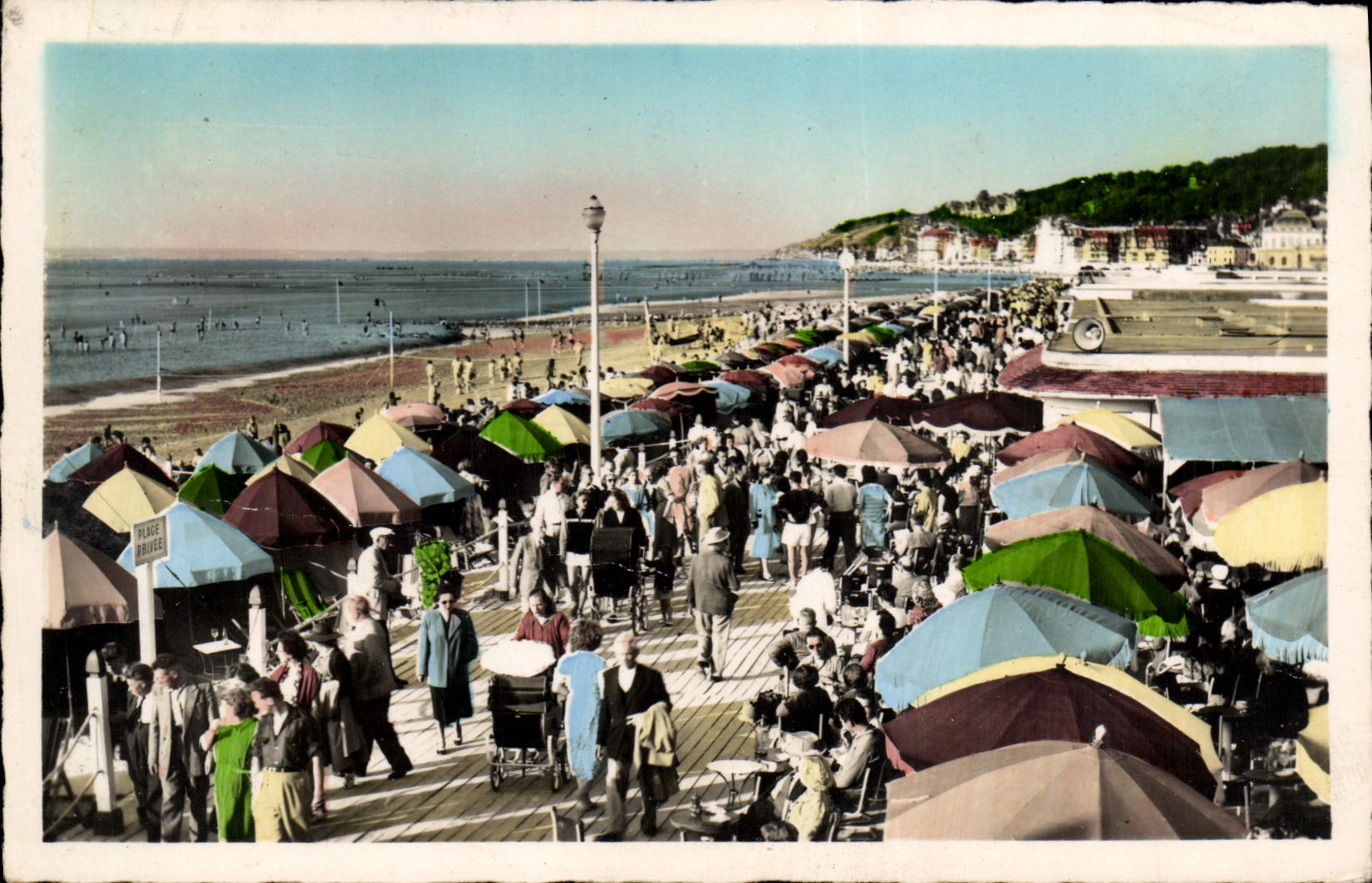 Deauville - La Plage et le Bar du Soleil — éditeur Real-Photo, n°103