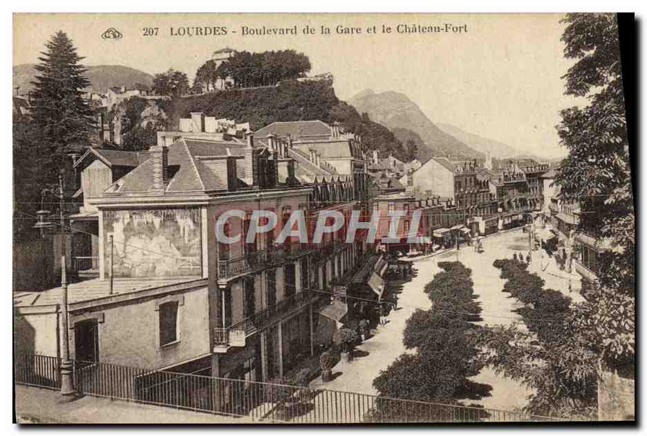 CPA Lourdes Boulevard de la Gare et le Chateau Fort