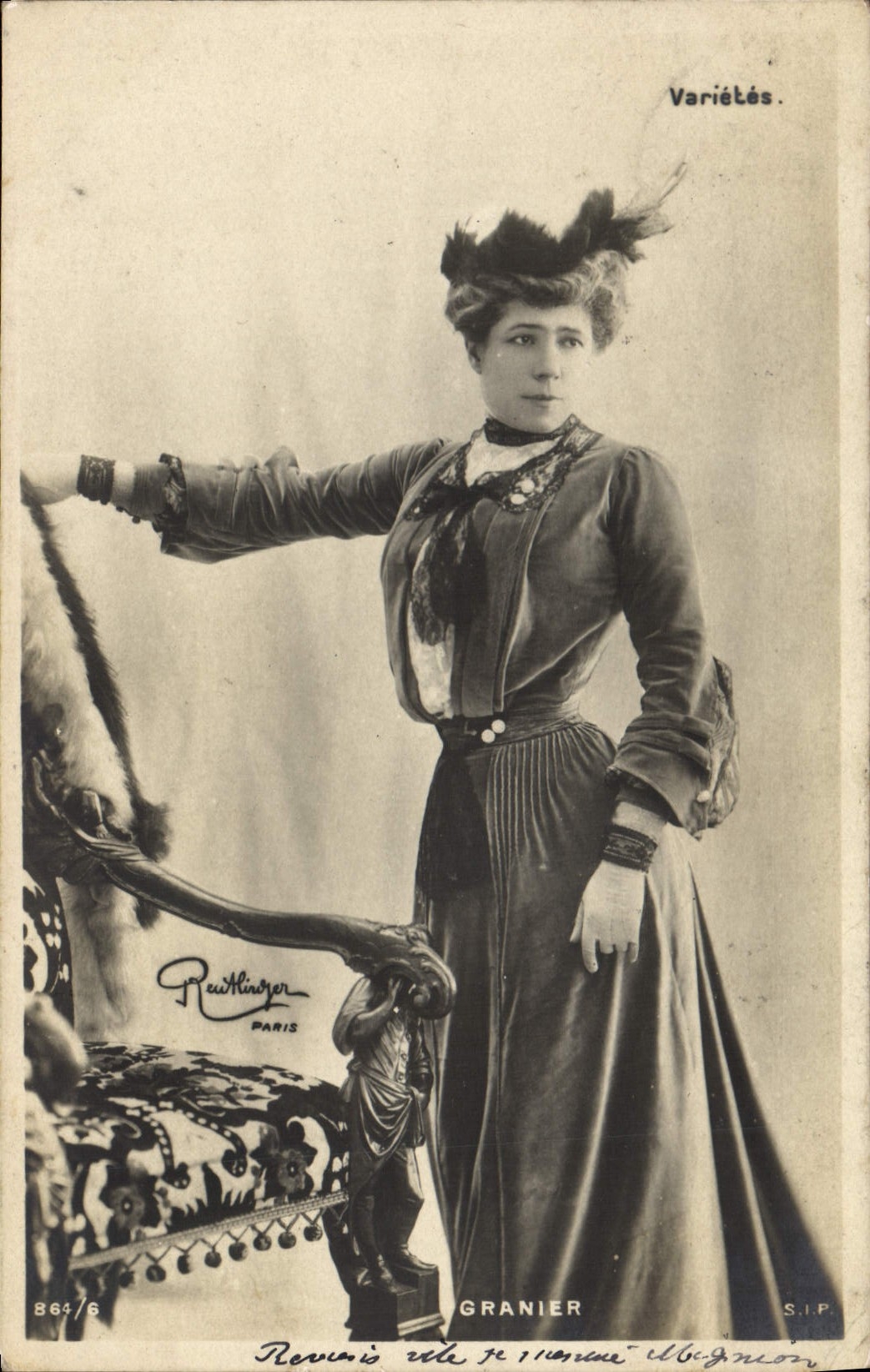 Soggetto: Donna in costume da scena — Variétés — Reichinger Paris, n° 864/6
