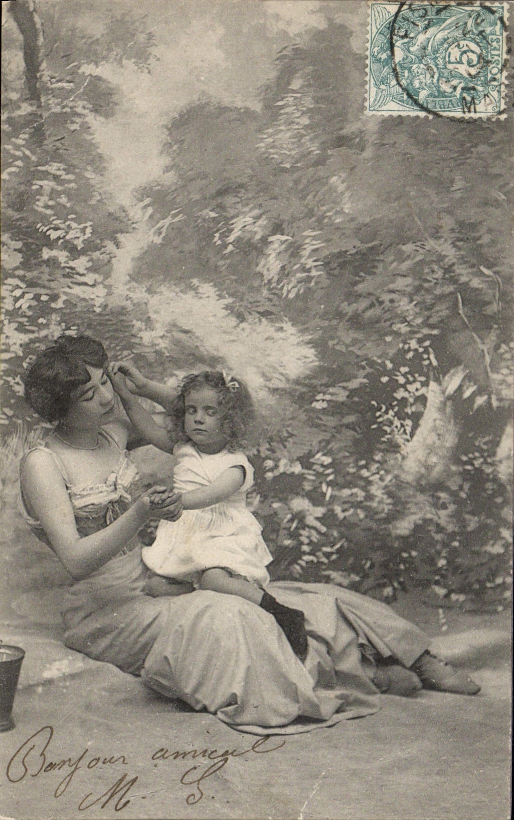 Donna e bambino in un ambiente boscoso — fototipia — editore non identificato