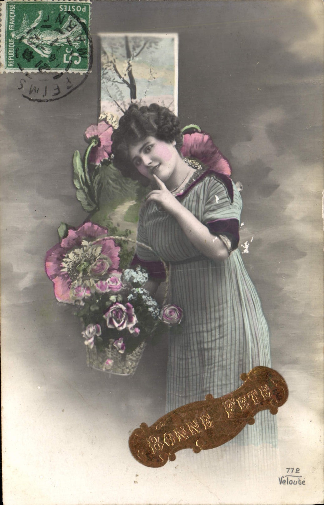 Femme tenant un panier de fleurs — Bonne Fête — Velouete n°772