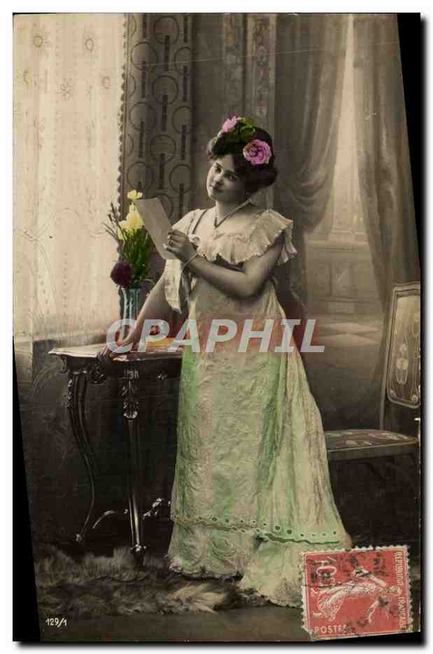 Jeune femme en robe de style Art Nouveau — tenant une lettre — éditeur : Postkarte — Made in Germany — n° 129/4
