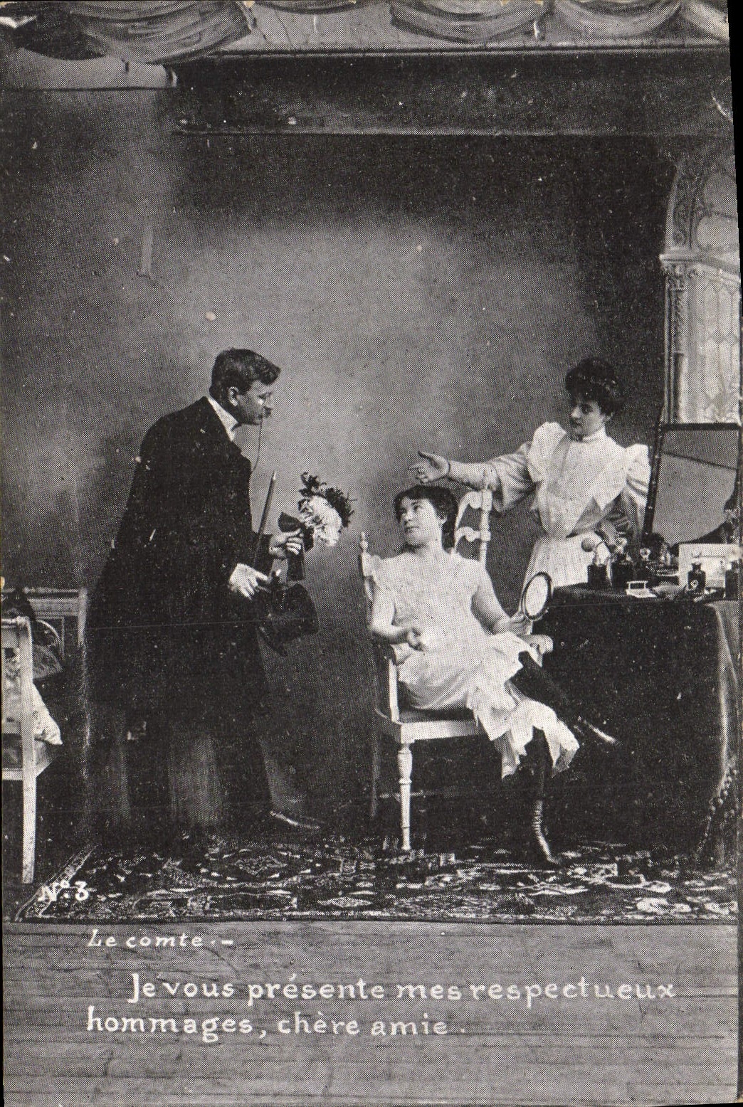 Scène de salon — homme offrant des fleurs à une femme assise, assistée par une autre femme — éditeur non identifié, n°3