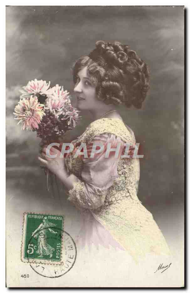 Jeune femme en robe à dentelle tenant un bouquet — Maurel, n° 480