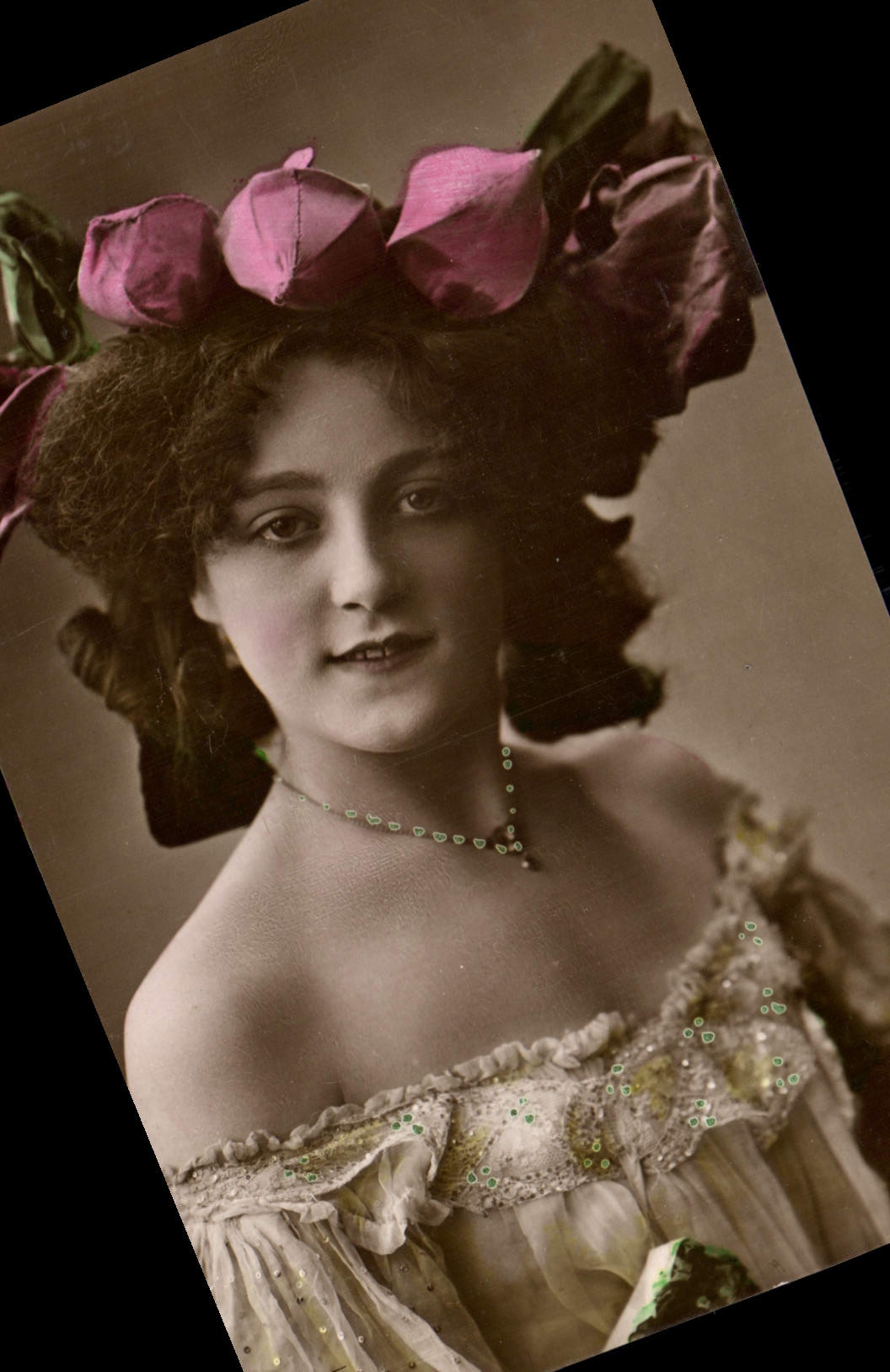 Jeune femme en couronne de fleurs — portrait — éditeur inconnu