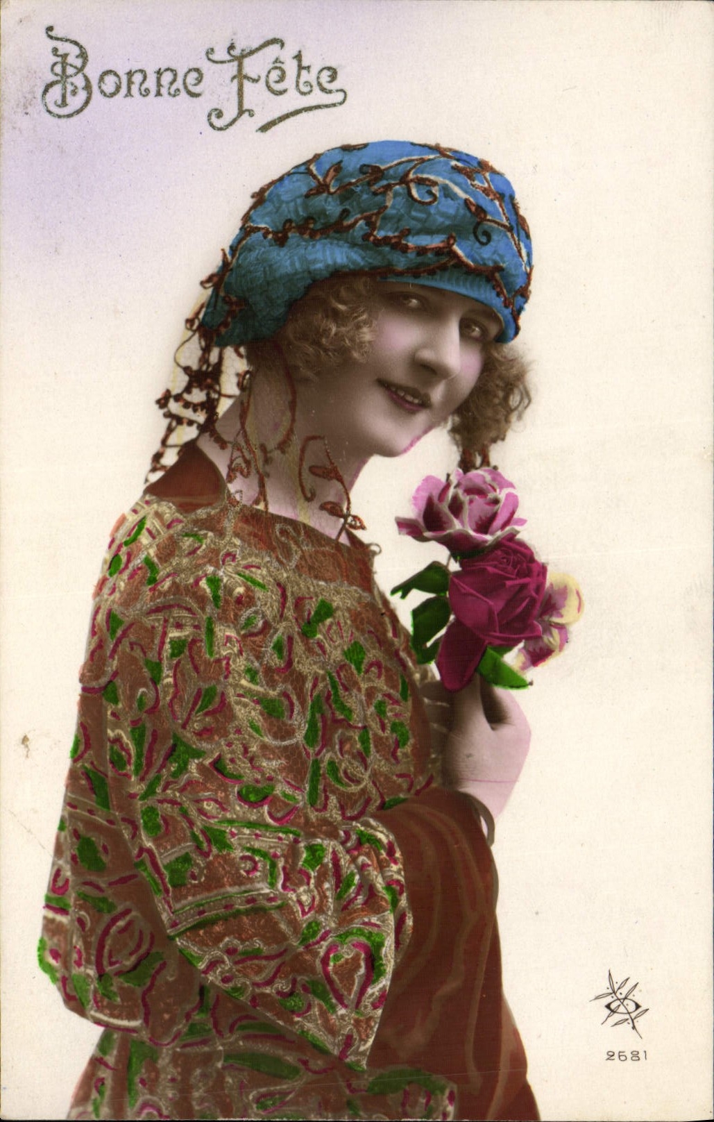 Femme en chapeau bleu — roses — éditeur CPAPHIL n°2681