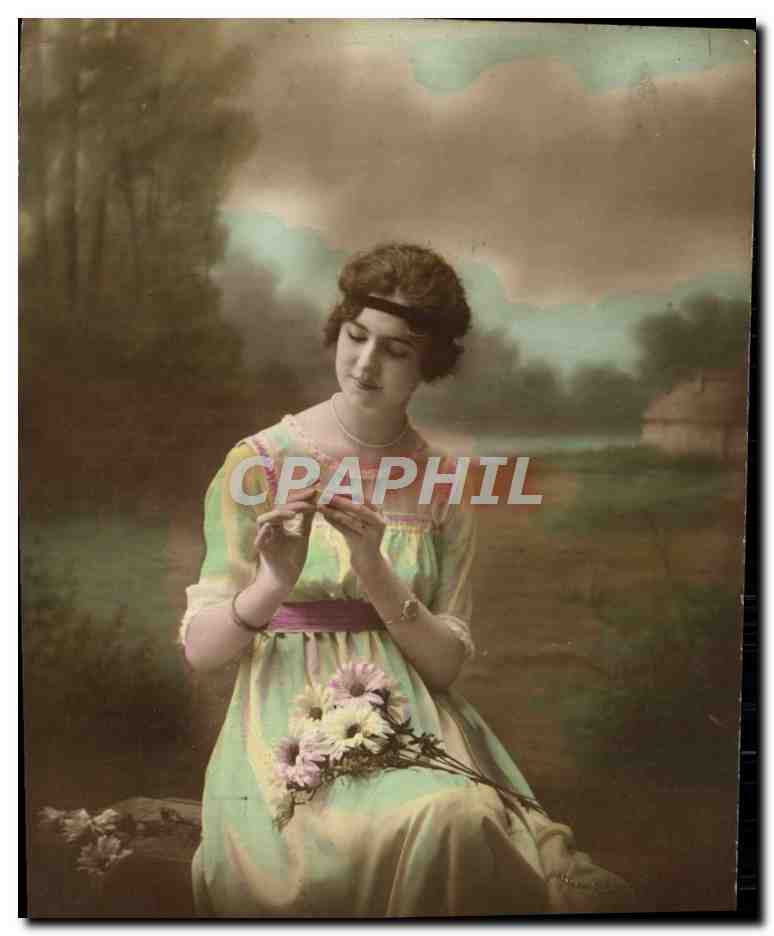 Jeune femme en robe colorée — tenant des fleurs — éditeur inconnu
